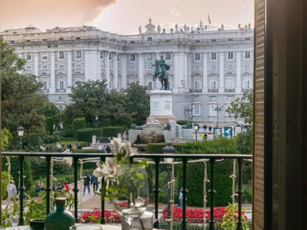 plaza-de-oriente-la-lonja-del-mar-scaled.jpg